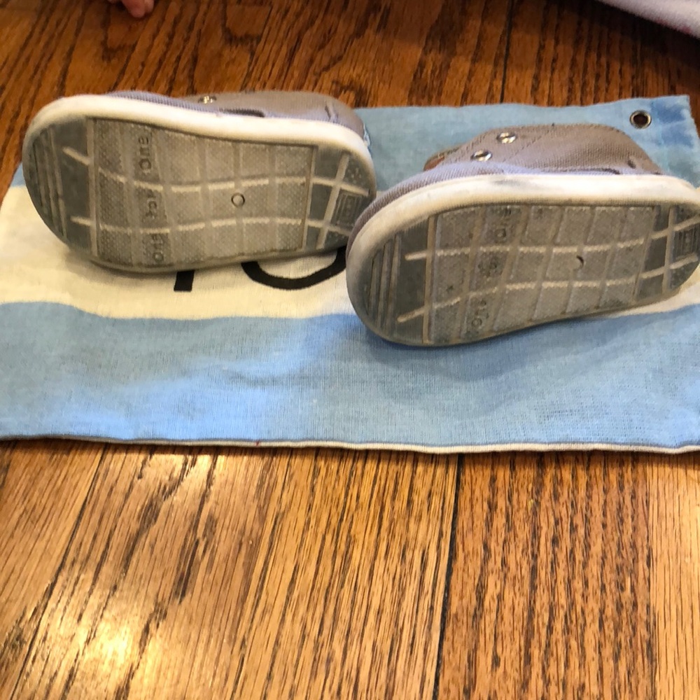 TOMS - Picture 2 of 4